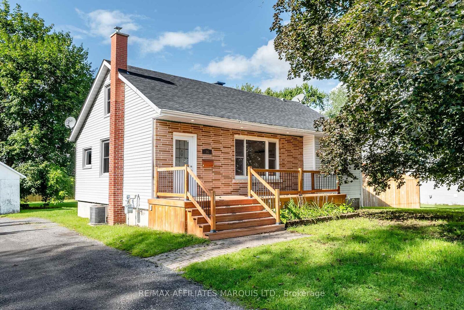 Property Photo:  16 Front Street  ON K0C 1K0 