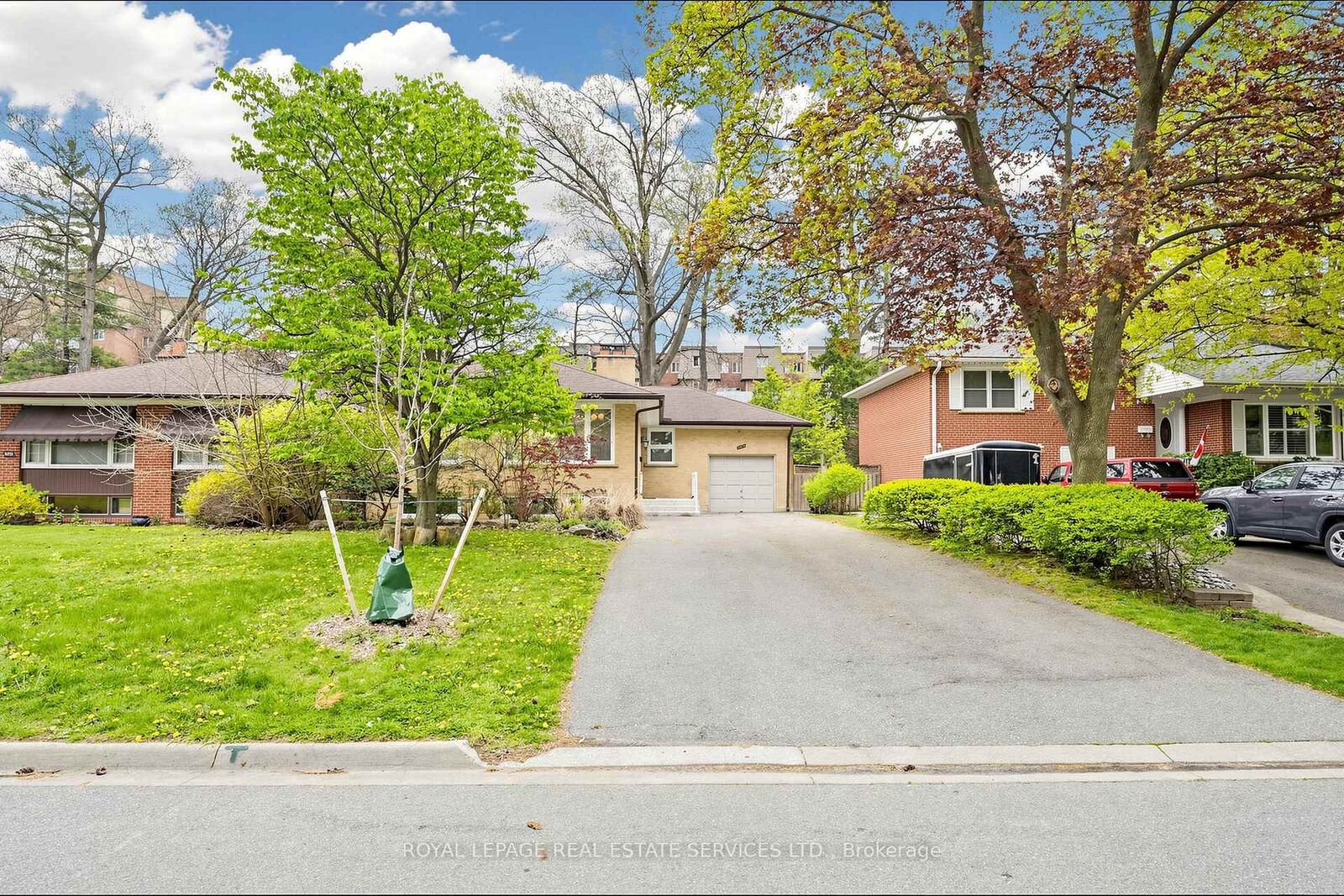 Property Photo: 3009 O'Hagan Drive ON L5C 2C4