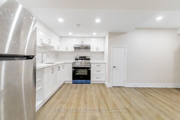 Property Photo:  103 Beverley Glen Boulevard  ON L4J 7V2 