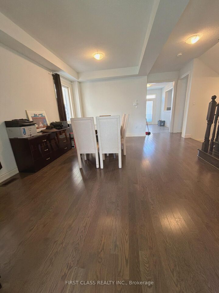 325 Boundary Boulevard — photo 1