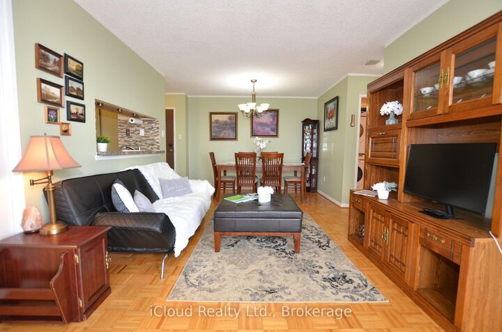 Property Photo:  50 Kingsbridge Garden Circle 915  ON L5R 1Y2 