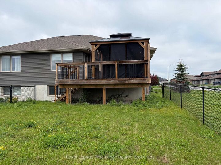 Property Photo:  49 Hillside Meadow Drive  ON K8V 0J5 