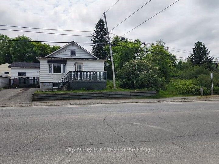 573 Government Road W — photo 1