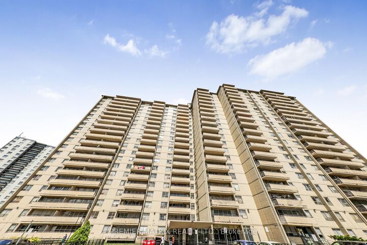 Property Photo:  65 Thorncliffe Park Drive 1807  ON M4H 1L2 