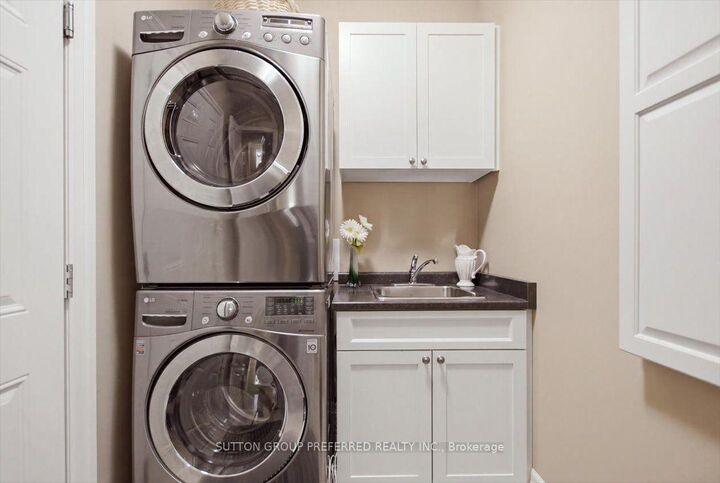 Property Photo: 725 Eagletrace Drive 63 ON N6G 0J7
