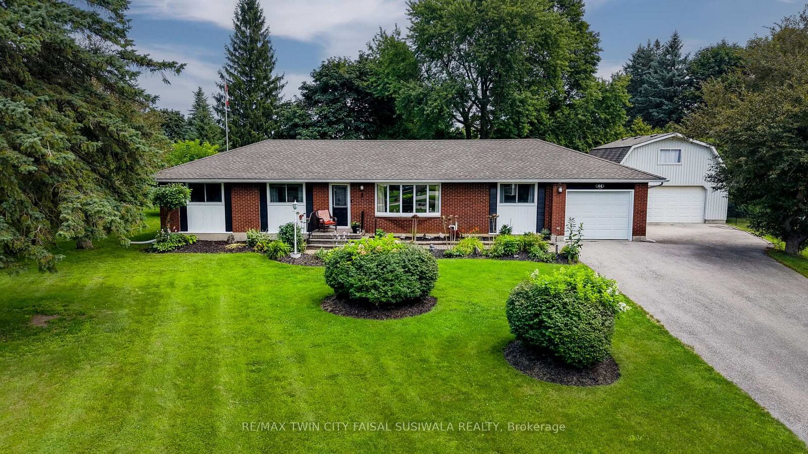 Property Photo: 44 Oakwood Drive ON N1R 5S3