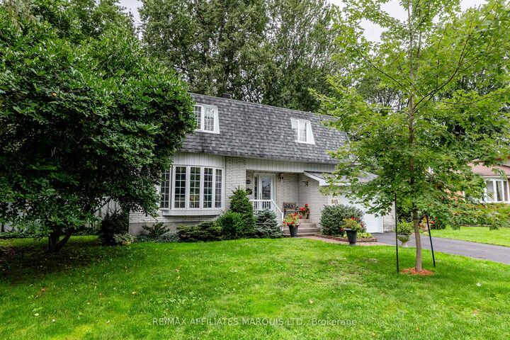 Property Photo:  645 Dundas Crescent  ON K6H 6L1 