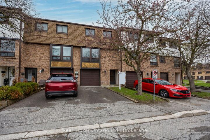 Property Photo: 220 Ormond Drive 30 ON L1G 6T5