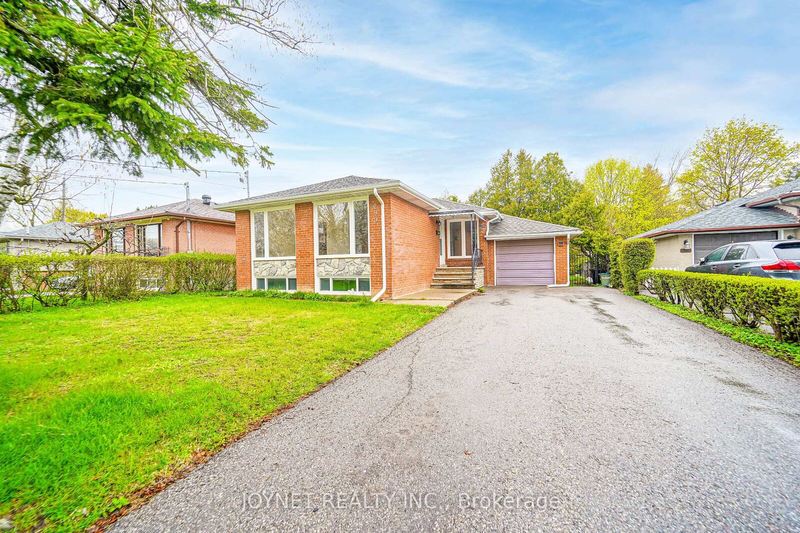 Property Photo: 299 Palmer Avenue ON L4C 1P4