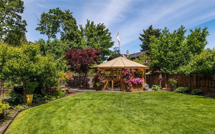 Property Photo: 921 Marchmont Rd BC V9L 2M4
