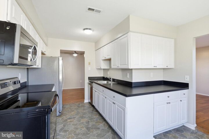 Property Photo: 10527 Stonington Lane VA 20109