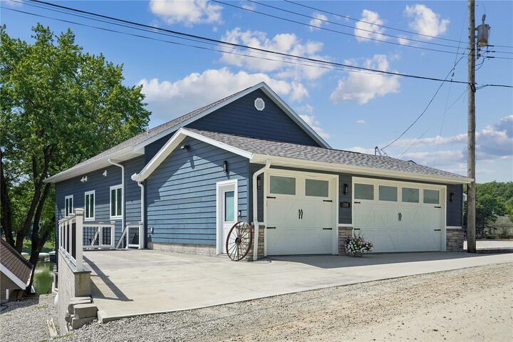 Property Photo: 214 Eastside Ln IA 50171