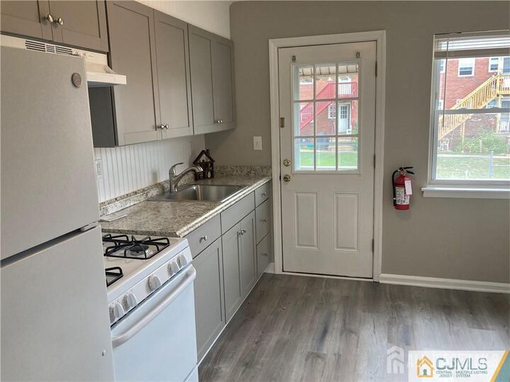Property Photo:  250 Penn Avenue 4B  NJ 08817 