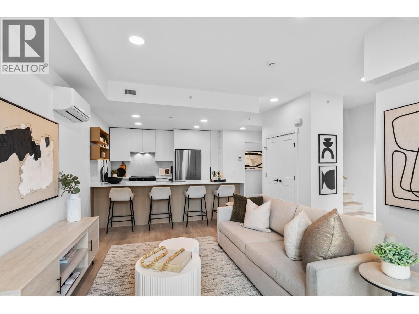 Property Photo: 620 Coronation Avenue 102 BC V1Y 7A5