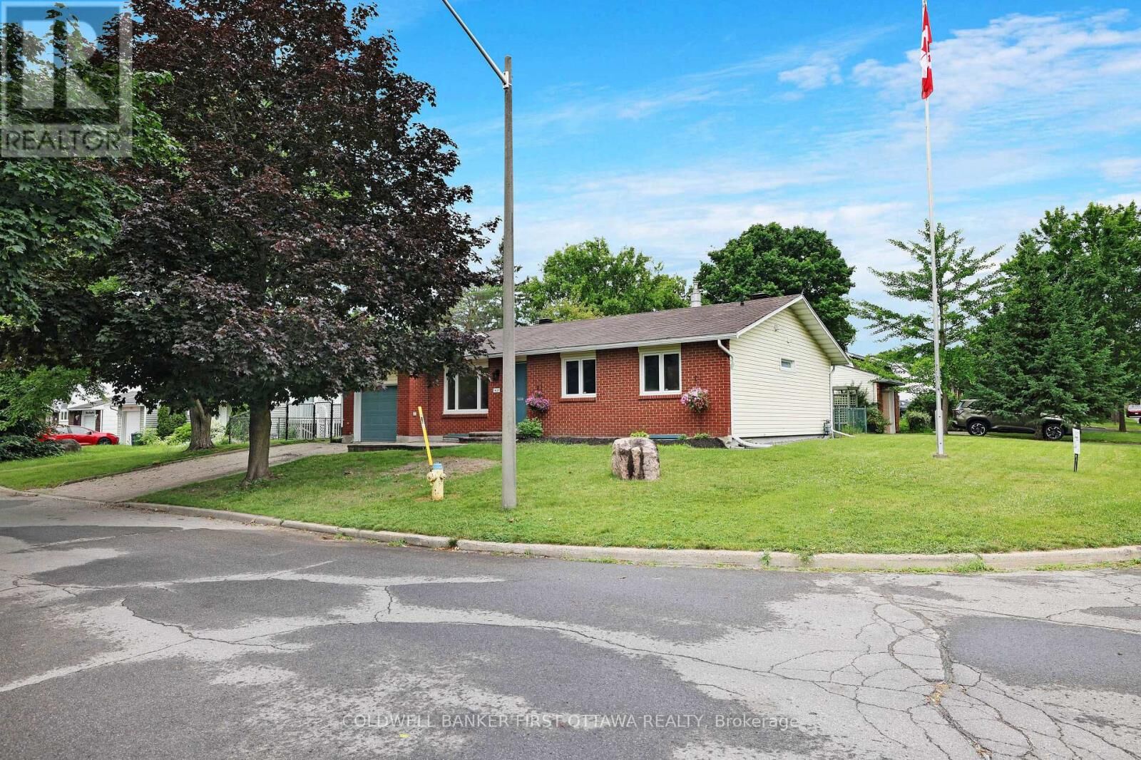 Property Photo:  1401 Metz Crescent  ON K1K 3Z7 
