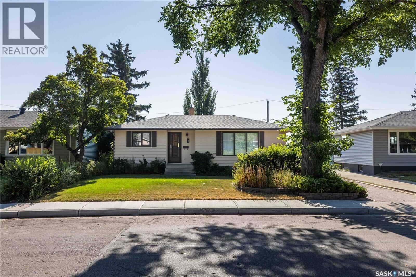 Property Photo: 27 Ellison Crescent SK S4R 4V4