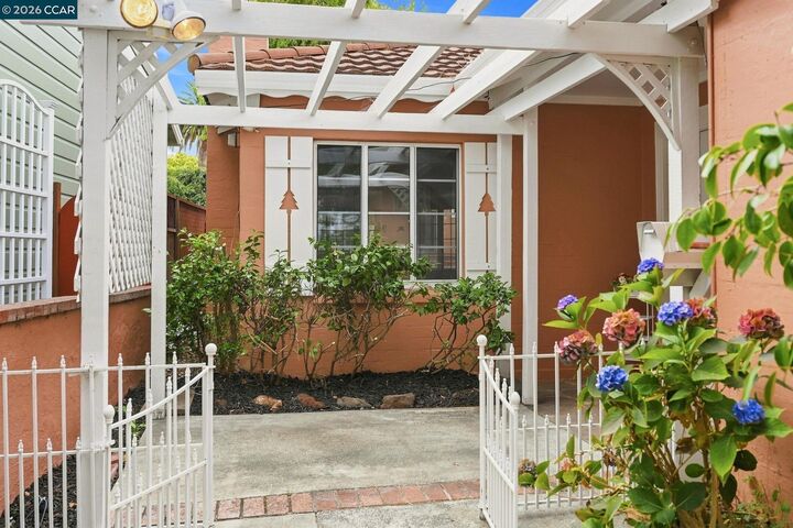 Property Photo: 1169 Roxanne Ave CA 94542