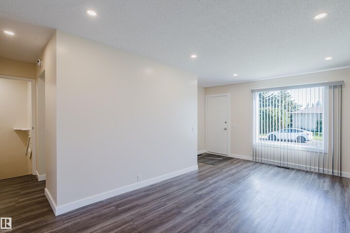 Property Photo:  36 Harrow Circle Circle NW  AB T5A 2S5 