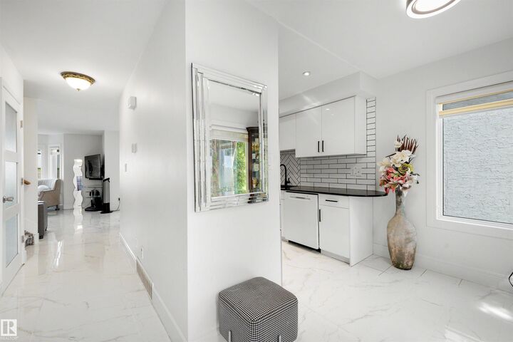 Property Photo:  3520 60 Street NW 17  AB T6L 6H5 