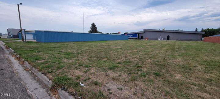 Property Photo:  818 14th NE  ND 58401 