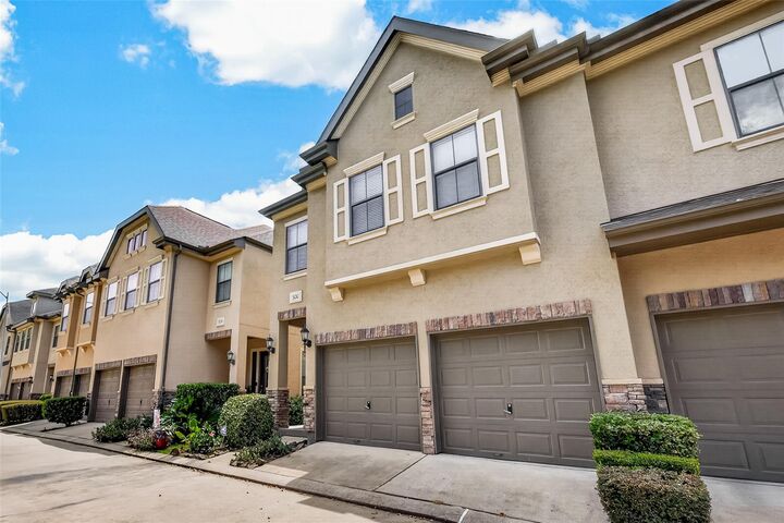 Property Photo:  3010 Royal Oaks Crest  TX 77082 