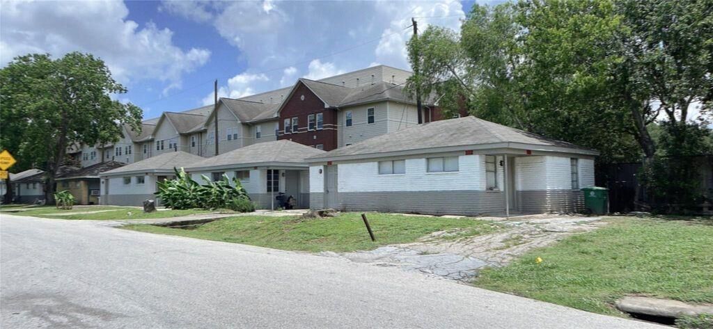 Property Photo: 3833 Mount Pleasant St TX 77021