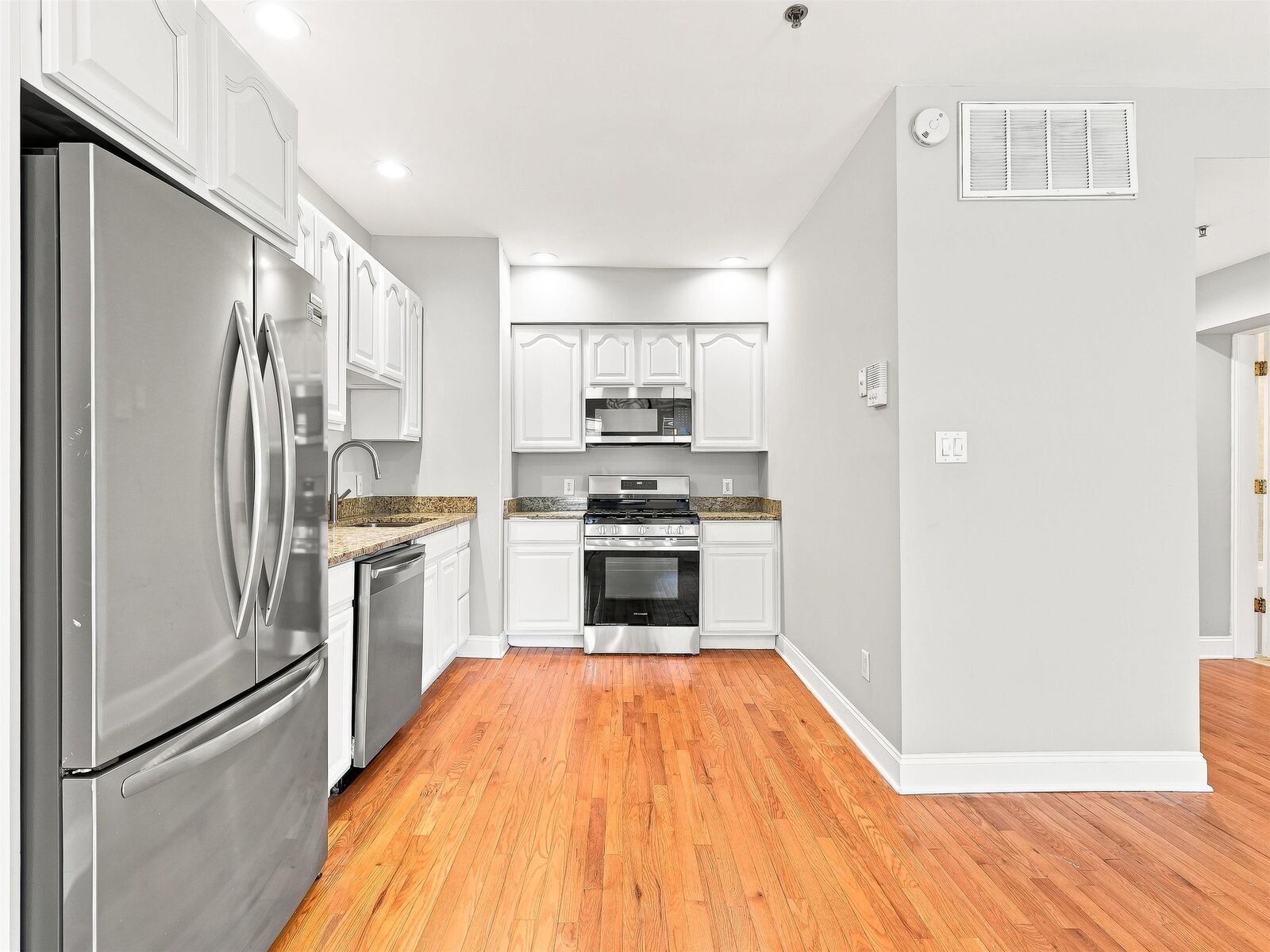 Property Photo:  95 Webster Ave 2F  NJ 07307 