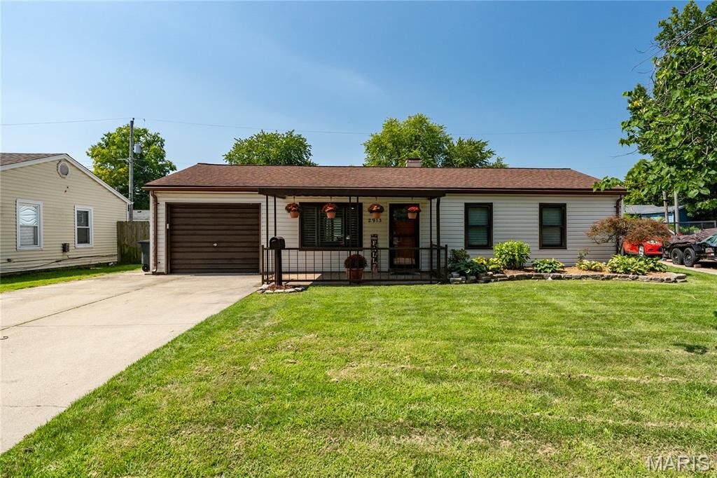 Property Photo: 2913 Saratoga Street IL 62040