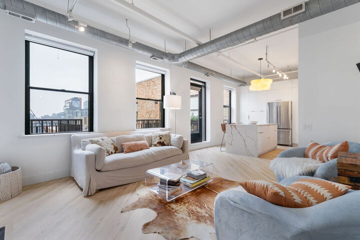 Property Photo: 226 N Clinton Street 711 IL 60661