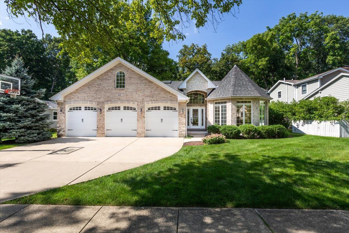 Property Photo: 1009 Douglas Avenue IL 60540