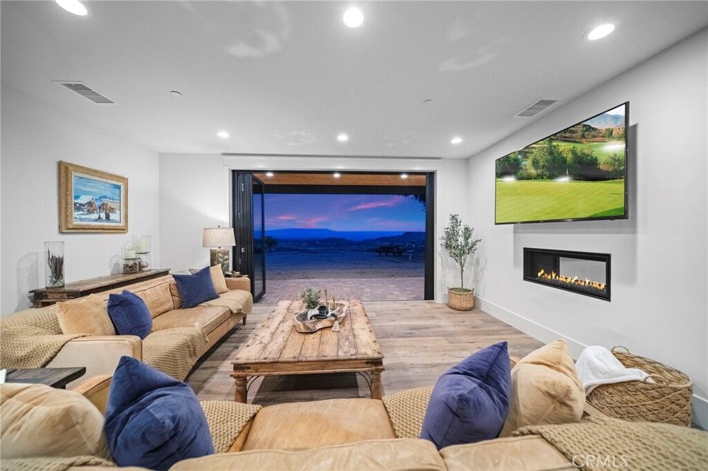 Property Photo:  41950 Hacienda Dr  CA 92562 