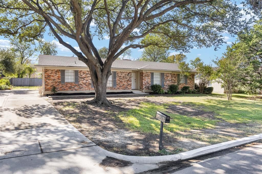 Property Photo: 3170 Golfing Green Drive TX 75234