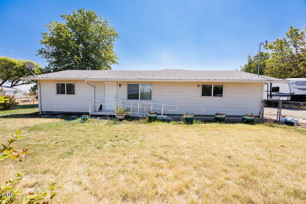 Property Photo: 2941 Sylvia Road OR 97502