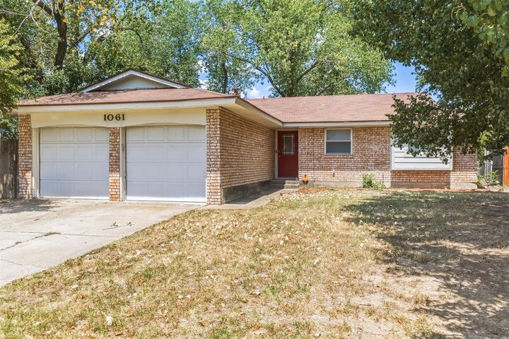 Property Photo:  1061 W Main Street  OK 73160 