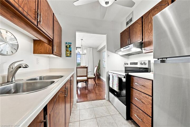 Property Photo: 2055 Upper Middle Road 1507 ON L7P 3P4