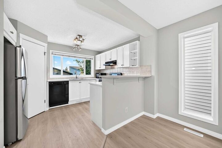 Property Photo:  15 Prestwick Place SE  AB T2Z 4P4 