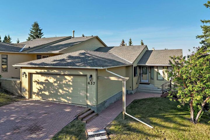 Property Photo:  637 Stratton Terrace SW  AB T3H 1M5 