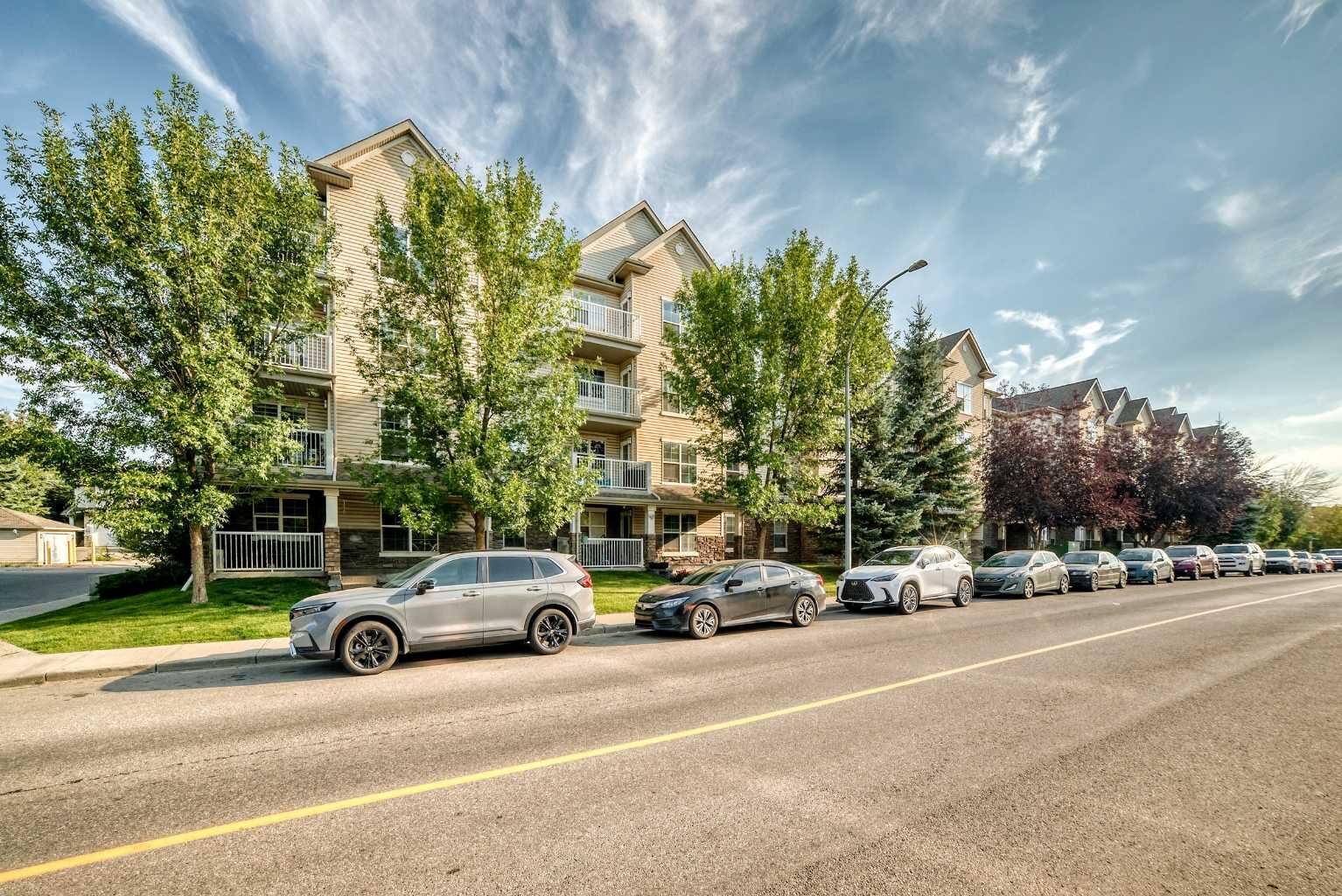 Property Photo:  2000 Applevillage Court SE 411  AB T2A 7Z4 