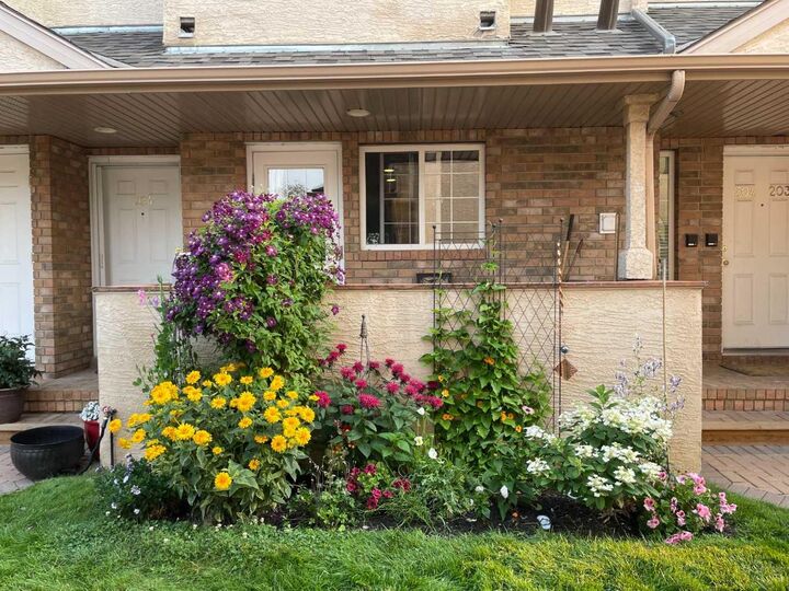 Property Photo: 438 31 Avenue NW 104 AB T2M 2P4