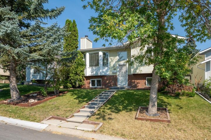 Property Photo: 59 Macewan Park Road NW AB T3K 3G1