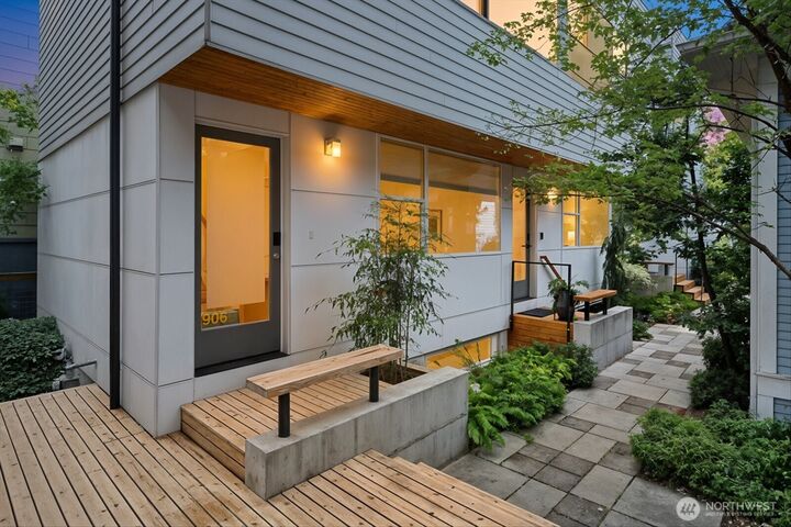 Property Photo:  906  13th Avenue B  WA 98122 