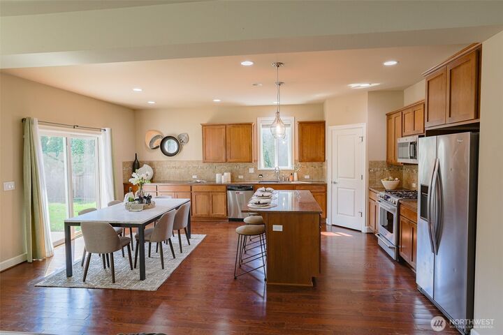 Property Photo:  208  Ilwaco Place SE  WA 98059 
