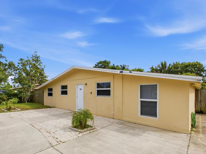 Property Photo: 226 E Gateway Boulevard FL 33435