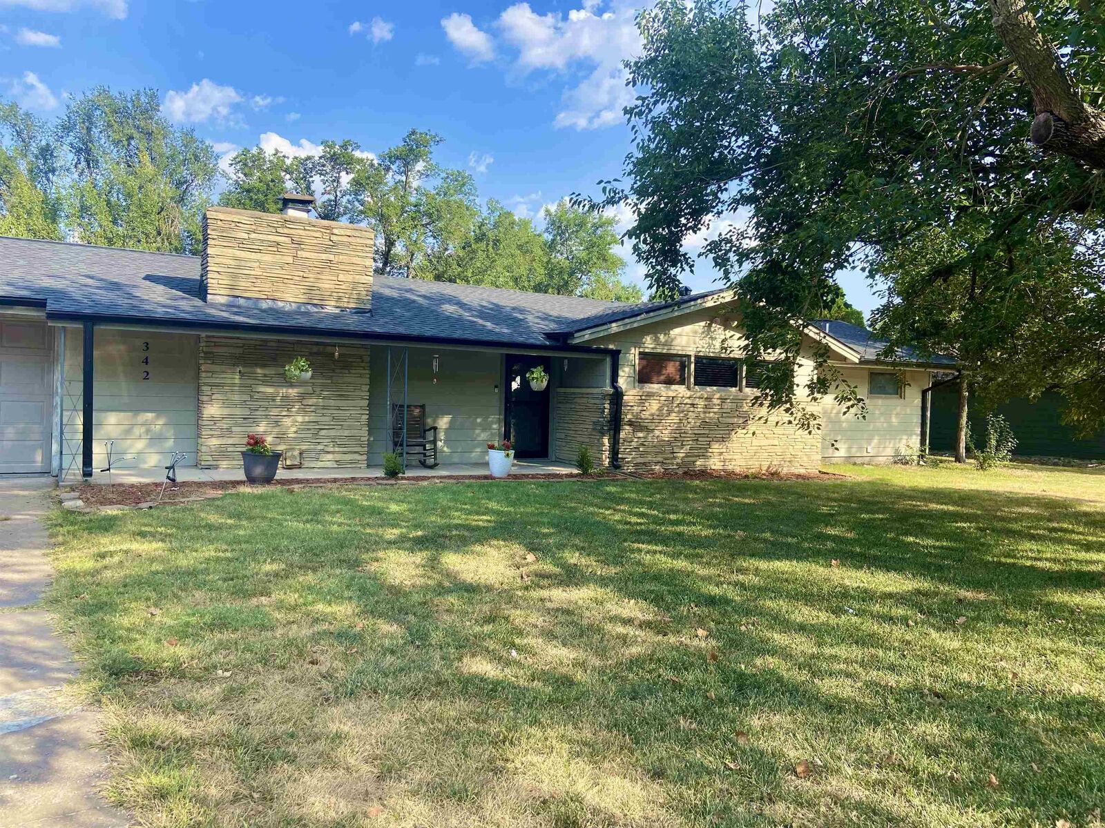 Property Photo:  342 S Winterset Ln  KS 67209 