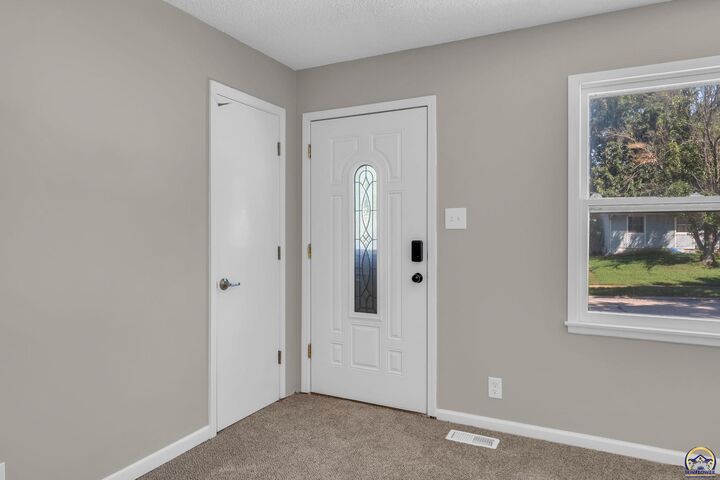 Property Photo:  2225 SE 36th St  KS 66605 
