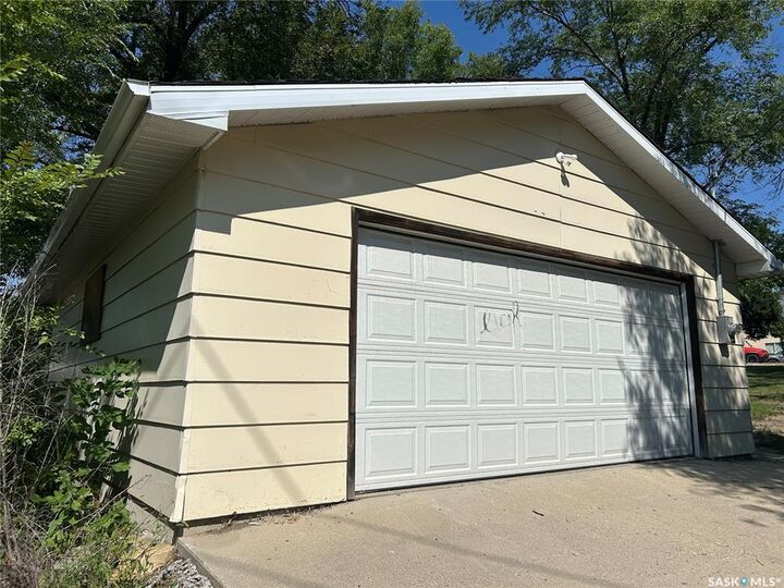Property Photo:  1138 1st Street  SK S4A 0G9 