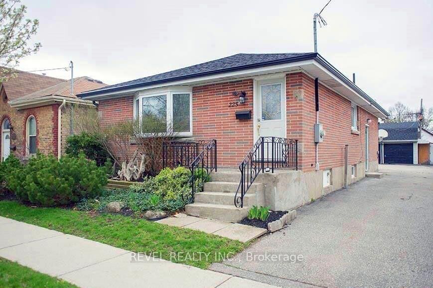 Property Photo:  225 Chatham Street Main  ON N3S 4H2 