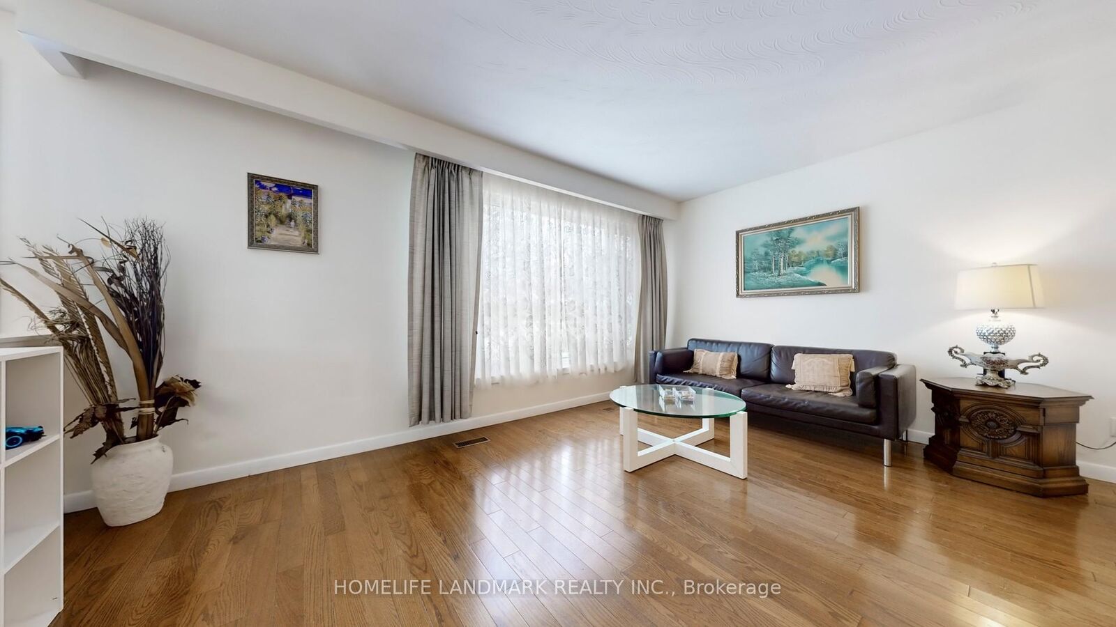 Property Photo:  172 Sussex Street  ON L1G 1V9 