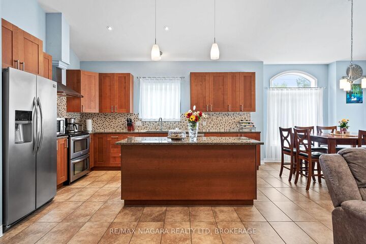 255 Lakeshore Road — photo 1