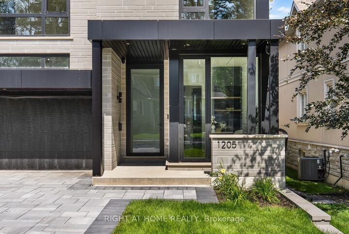 Photo de la propriété: 1205 Canterbury Road ON L5G 4A4